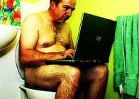 Un tizio che si gode internet in coppa al cesso! Internet al gabinetto