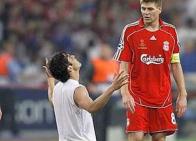 Gerrard scruta Kakà in preghiera pensandone cose orribili. Kakà prega