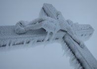 Gristo che freddo. Crocifisso neve